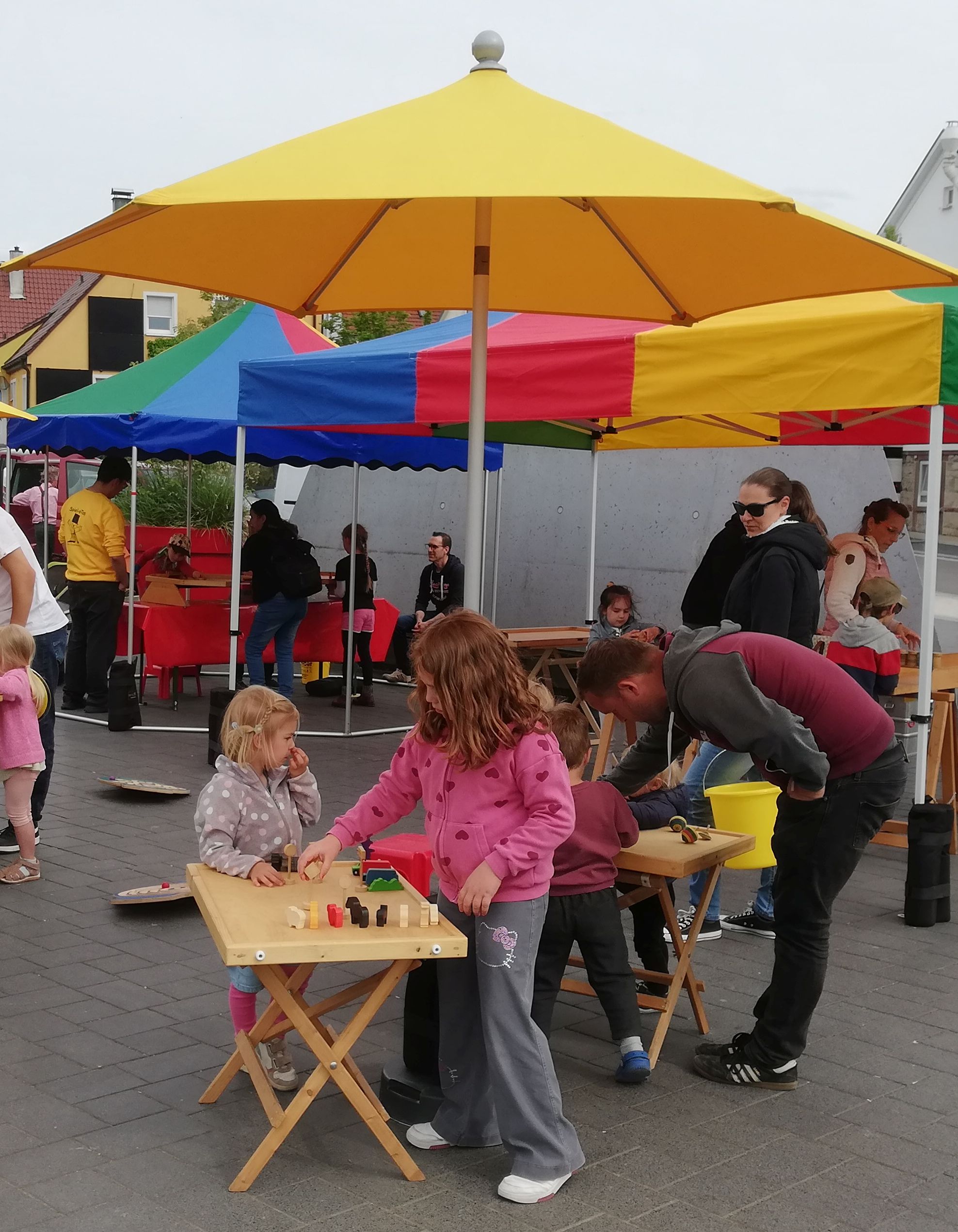 Spieltisch für Kleinkinder bei der Kinderunterhaltung auf der Autoschau in Rutesheim 
